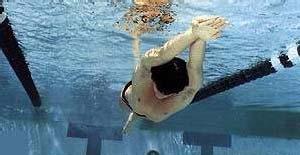6 PROPULSÃO PARA A SUPERFÍCIE O nadador deve regular sua profundidade utilizando as mãos como timones.