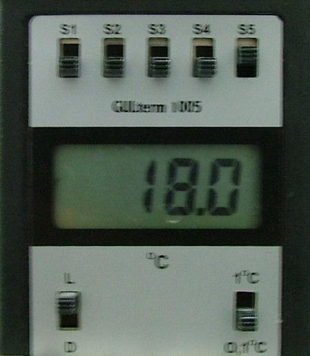 A temperatura do substrato é medida com auxílio de um termopar do tipo K, o qual foi adequadamente calibrado e fixado ao porta-substrato, permanecendo junto da amostra, garantindo, desta forma, um