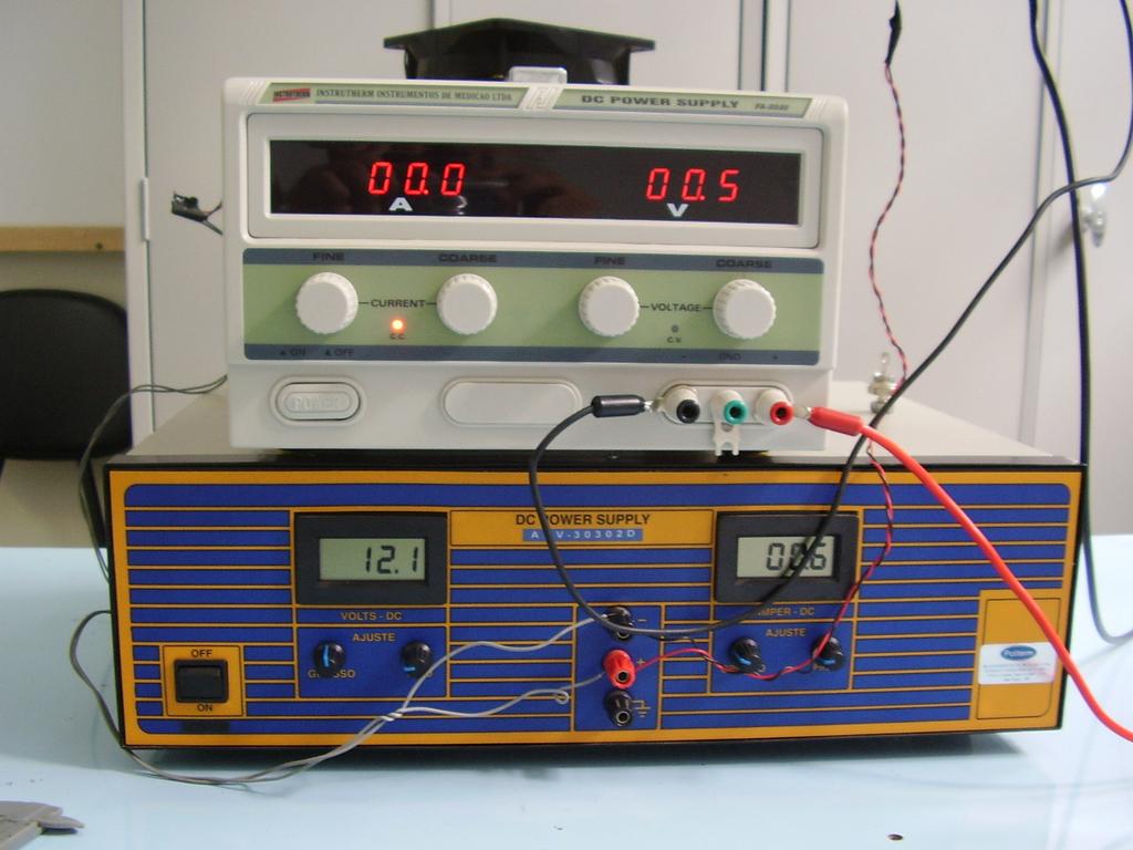 Os filamentos do reator foram alimentados, através de eletrodos, por fontes de corrente contínua com ajuste entre 0-30 V e 0-30 A, ilustradas pela Figura 12.