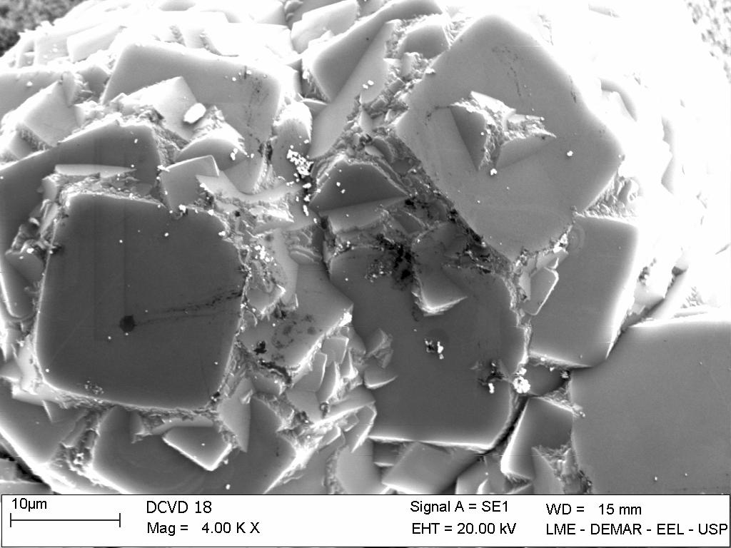 53 Figura 27 - Fotomicrografia apresentando a morfologia dos cristais de diamante CVD crescidos em atmosfera com presença de 0,75% em volume de N 2, em 40 Torr, com vazão de 100sccm, a 800 ºC, tempo