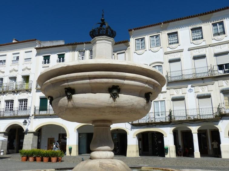 Dia 6 - Évora Manhã para passeio pelo centro de Évora, incluindo a Capela dos