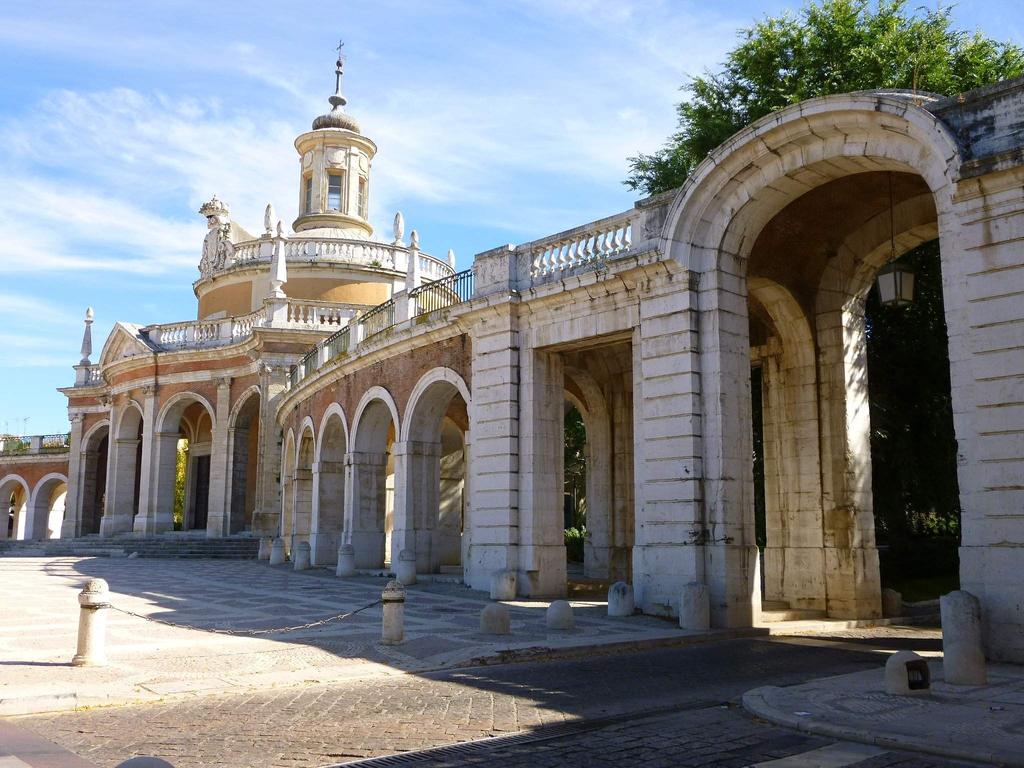 Inclui 14 noites no alojamento descrito twin BB; Transfers de e para os aeroportos; Entradas em todos os monumentos e museus; 2 visitas a adegas com prova de vinhos; 1 jantar (Málaga); Bilhete de