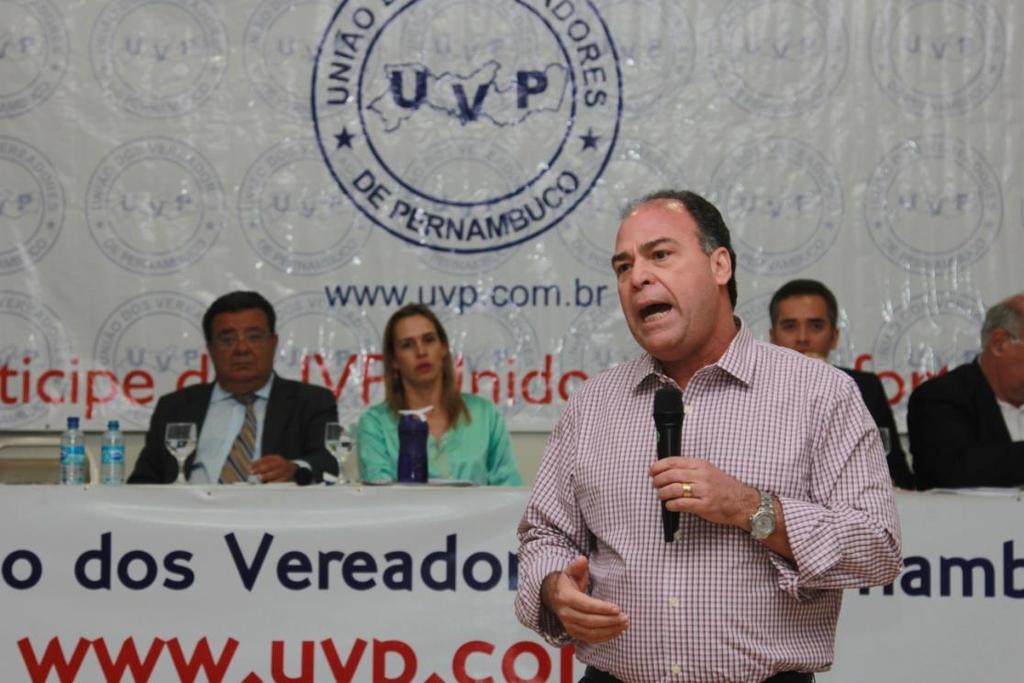 Ex-ministro Fernando Bezerra Coelho Em seguida, foi a vez do governador de Pernambuco Eduardo Campos que apresentou slides com gráficos da distribuição dos Recursos Federais para Estados e