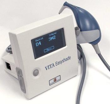 21 Figura 5 - Espectrofotômetro Vita EasyShade. Fonte - Vidente, A vita company Protocolo clínico usado para o clareamento em ambos os grupos: 1.
