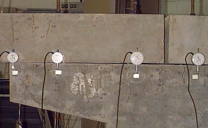 Estudo de uma ligação viga-pilar utilizada em galpões de concreto pré-moldado 7 2.4 Deformação dos modelos A Figura 7 mostra a deformação da viga em relação ao consolo do modelo 1.