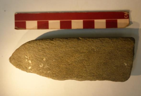 Figura 74 Fragmento distal de enxó Os materiais surgem onde está identificado o povoado neolítico da Passadeira (cns11549) pelo poderão