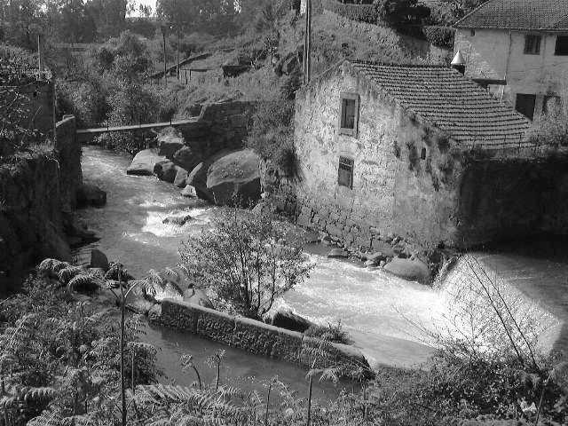 de caminhos sinuosos rodeado por casas. s Séc.