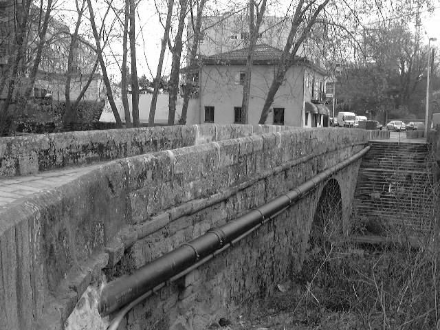 XVIII, XIX construida em pedra, com dois arcos de volta perfeita.