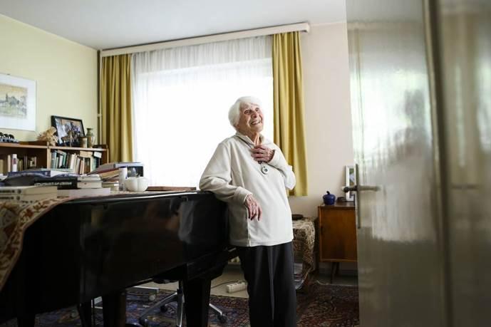 CORRIGINDO UMA INJUSTIÇA DA ERA NAZISTA James Graff Ingeborg Rapoport, 102, in the Berlin home where she has lived since 1952. She qualified Wednesday for a doctorate that she was refused in 1938.