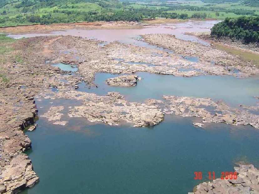 Conforme previsto, parte do material retirado das áreas para configuração dos canais foi utilizado para a execução de taludes para proteção da margem esquerda do rio Iguaçu.