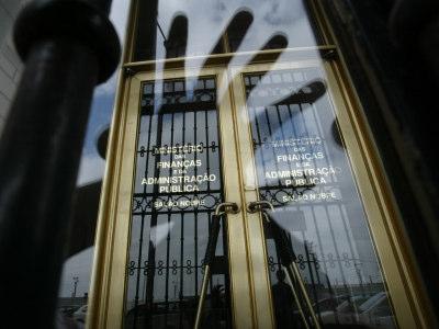 Oficiais de contas exigem prorrogação da entrega de declarações IVA após falha no portal das Finanças 14 Fevereiro 2011 14:59 Lusa O bastonário da OTOC garantiu que a ordem irá "para tribunal" caso