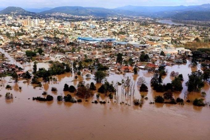 Em maio de 2014 o Paraná havia sido atingido por fortes chuvas, totalizou 18 mil pessoas prejudicadas, com 3 mil que tiveram de deixar suas casas, em 14 cidades.