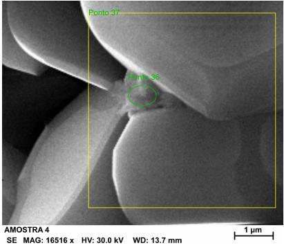 32 (a) e (b) Micrografias do corpo de prova hexagonal de SiC aditivado com pós sem tratamento térmico.