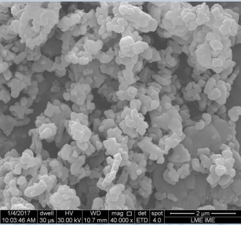 FIG. 4.10 (a) e (b) Microscopia Eletrônica de Varredura do pó de alumina comercial As FIG. 4.11, 4.12 e 4.