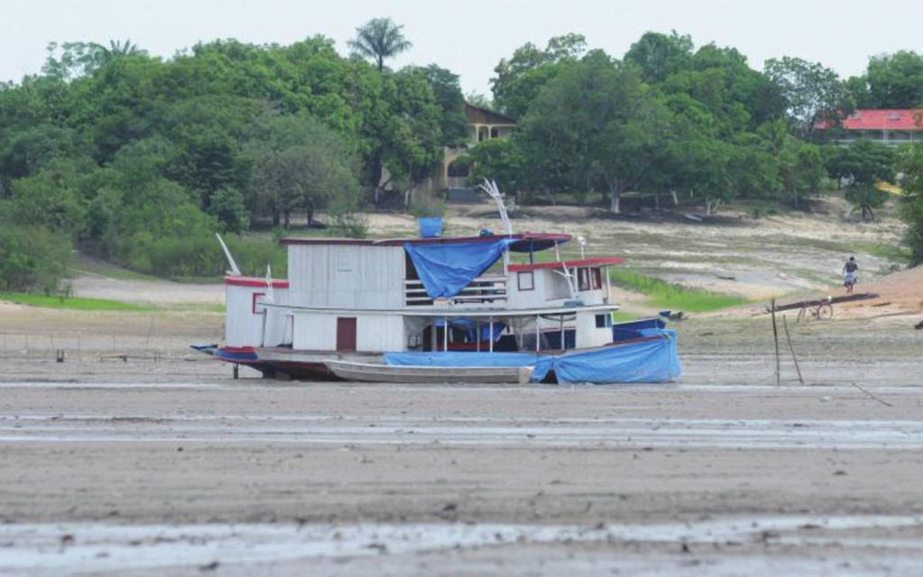 Figura 07: Período de seca no Rio Amazonas Saindo de Manaus em direção a Ilha do Marajó no litoral do Pará e Amapá o rio Amazonas recebe diversos afluentes vindos de países como a Guiana, o Suriname