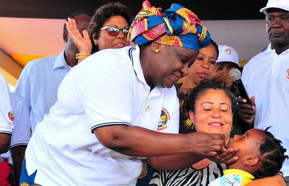 Isaura Nyyusi enaltece impacto da vacinação na sociedade A Esposa do Presidente da Reública de Moçambique, Isaura Nyusi, considera que a vacinação previne doenças, oferece boa saúde e contribuem para