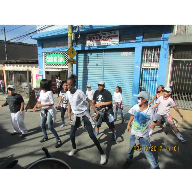 ATIVIDADES COM AS CRIANÇAS E ADOLESCENTES OFICINA DE STREET DANCE O Street Dance contribui para a sistematização do corpo, a empatia, a autoestima, o trabalho em grupo, a diminuição da violência, e