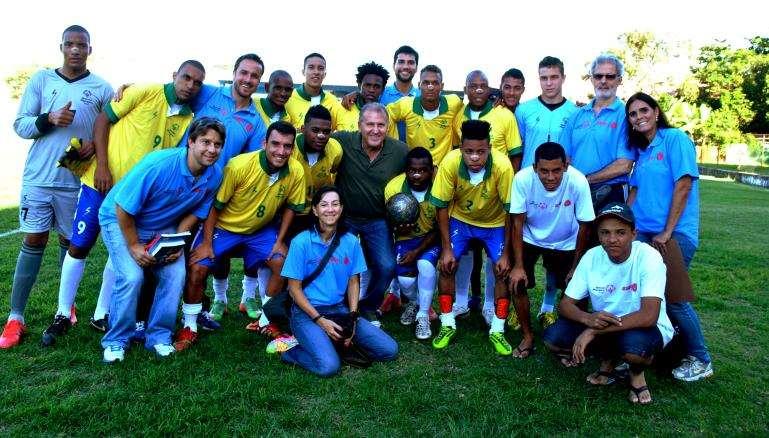 ESPORTES UNIFICADOS CELEBRANDO PESSOAS COM DIFERENÇAS A Missão do Unified Sports (Esportes Unificados) Promover a inclusão social através do esporte Colocar indivíduos com deficiência intelectual