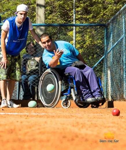MUDANDO O MUNDO COM ESPORTE OS BENEFÍCIOS DE PARTICIPAR Quando uma pessoa com deficiência intelectual se sente bem sucedido nos esportes ela: Melhora