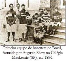 pelo forte machismo da época. Para piorar, havia a forte concorrência do futebol, trazido em 1894 por Charles Miller, e que se tornou a grande coqueluche da época entre os homens.