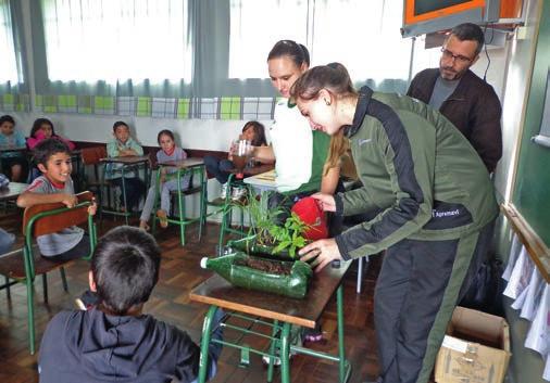 capítulo 1 O que é o Projeto Araucária? Educação ambiental Região Oeste A metodologia utilizada nas escolas é de palestras, dinâmicas educativas e plantio de mudas nativas.