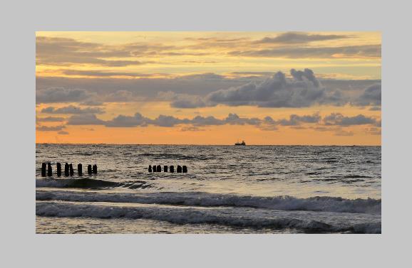 A linha do horizonte está corrigida, vamos agora tornar o pôr-do-sol mais intenso.