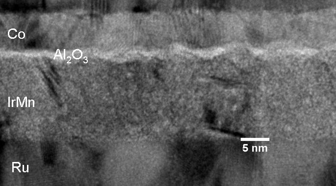 52 t Al2 O 3 = 0.5 nm encontra-se parcialmente completa, apresentando, em alguns poucos pontos, pinholes (buracos); já na Figura 4.13, a camada com t Al2 O 3 = 1 nm está totalmente completa.