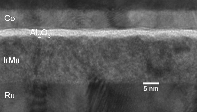 13: Imagem de TEM da tricamada com composição nominal IrMn(15 nm)/al 2 O 3 (1 nm)/co(7 nm). A imagem de alta resolução das tricamada IrMn(15 nm)/t Al2 O 3 /Co(7 nm) encontra-se na Figura 4.