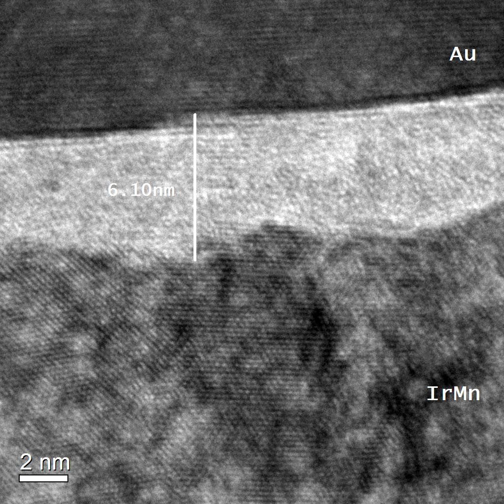 81 A Figura 4.42 mostra a imagem de RTEM da amostra com t Cr = 1 nm, onde não é evidenciada a camada intermediaria difusa se comparada com as imagens da amostra com t Cr = 0.75 nm (Figura 4.41).