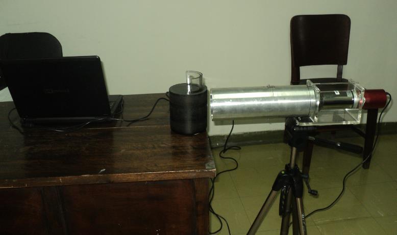 Figura 4. Posicionamento do simulador de pescoço-tireoide em relação ao detector.