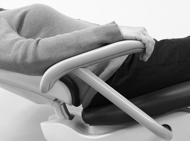 Posicione a cadeira de rodas e a cadeira odontológica costas com costas. 5. Desloque a cadeira odontológica para cima ou para baixo, conforme necessário, para ajustar a altura do apoio para a cabeça.