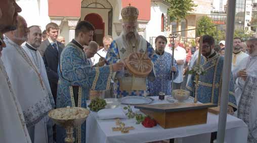 На дан славе, звона Светоуспењског храма су огласила сабрање верног народа око Кр ви и Те ла Господњег у Евхаристији.