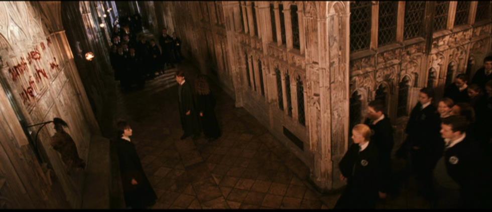 alunos e professores. Cenário: um dos corredores do Castelo de Hogwarts. Imagem 16: corredores do Castelo de Hogwarts.
