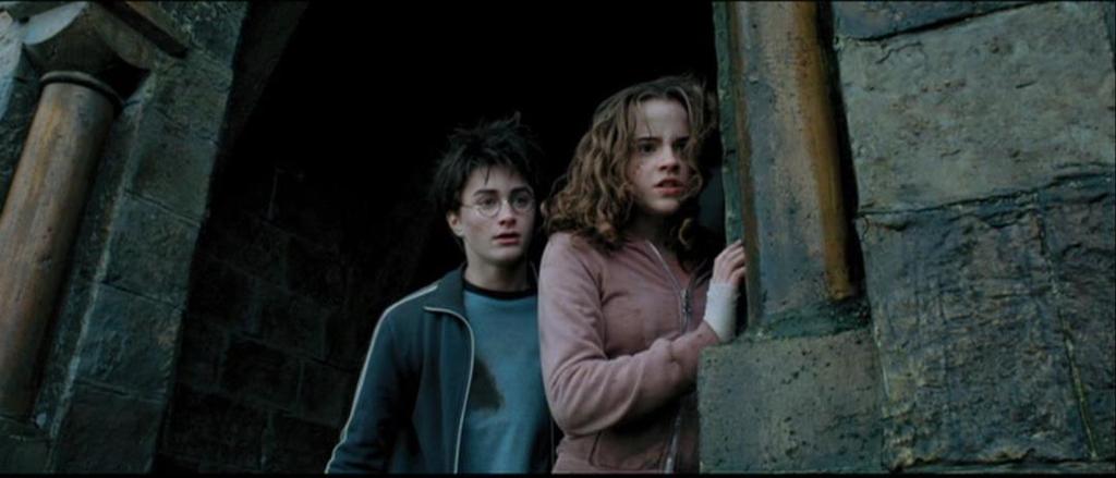 121 Imagem 32: Harry e Hermione voltam ao local em que estavam discutindo