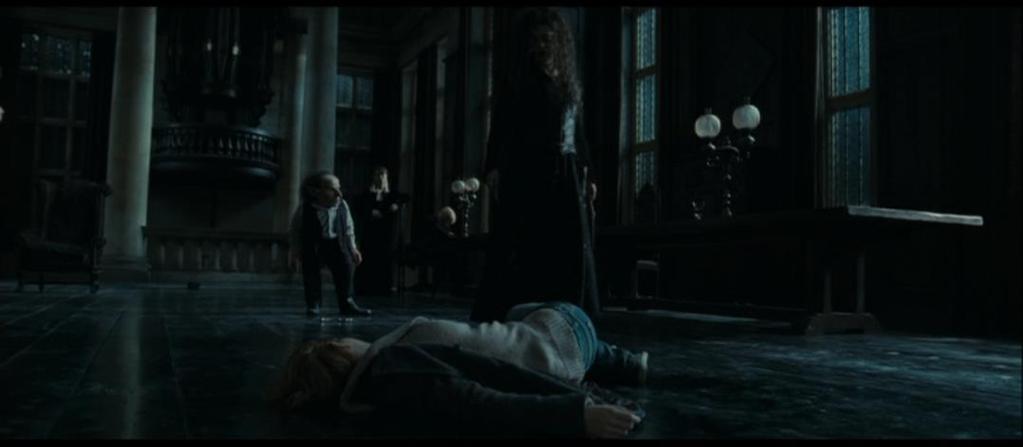 2h09min35seg) Imagem 47: Belatriz insinua que continuará torturando Hermione.