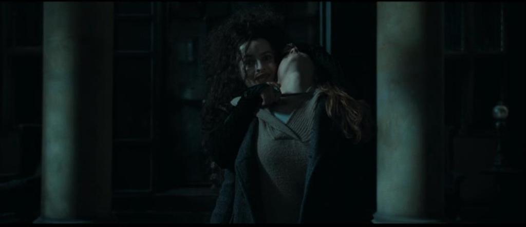 135 Imagem 48: Após Harry e Rony saírem do porão e invadirem a sala da mansão dos Malfoy, Belatriz faz Hermione de refém enquanto eles lutam contra Lúcio, Narcisa e Draco.