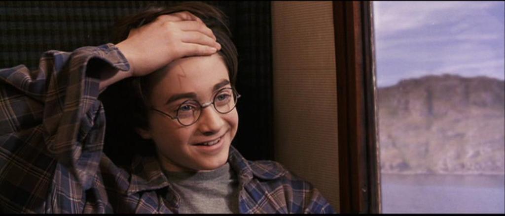 Fonte: Harry Potter e a pedra filosofal (2001, 34min20seg 34min51seg) Imagem 52: Rony se empolga ao ver a cicatriz de Harry.