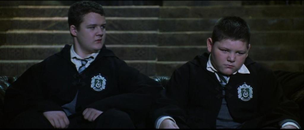 159 Como já observado na análise anterior da cena, há uma alternância de alinhamentos de Harry e Rony de relação entre amigos, que é o alinhamento necessário pela presença de Draco, e o alinhamento