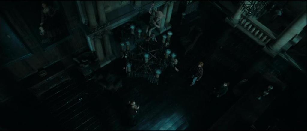 169 Hermione corre na direção de Rony e Harry pega de volta as varinhas das mãos de Draco) Harry: Estupore!