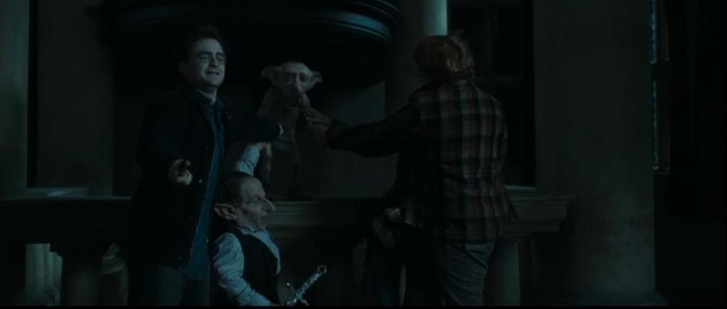 Fonte: Harry Potter e as relíquias da morte parte 2 (2010, 2h06min40seg 2h09min35seg) Do mesmo modo, há um alinhamento de lealdade de Harry, ao ver que Rony invade a sala e vai junto com ele, bem