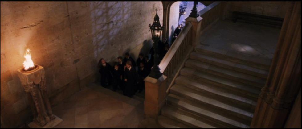 90 Imagem 1: saguão de entrada do Castelo de Hogwarts.