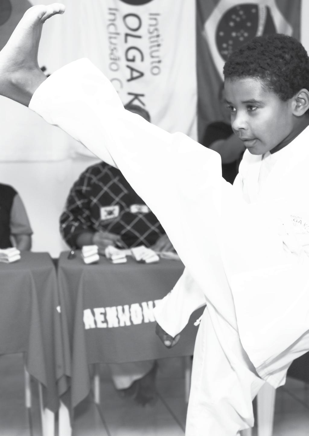 APRESENTAÇÃO No material a seguir, mostraremos como foi desenvolvido o projeto Taekwondo Kids IV.
