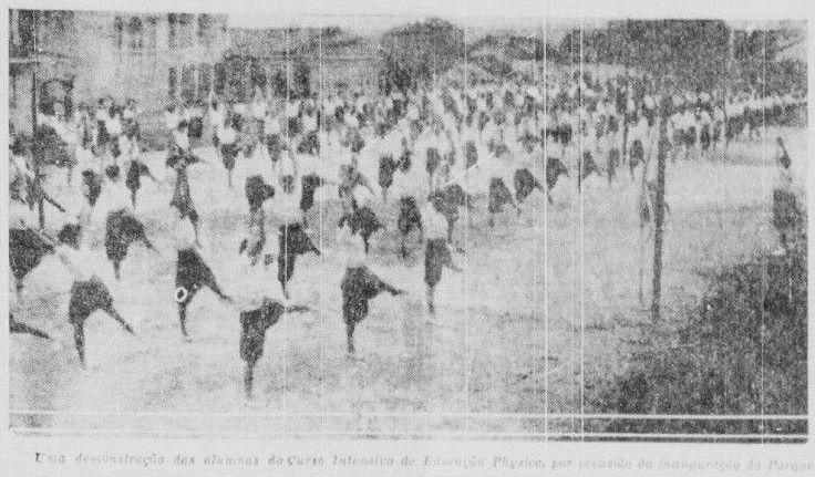 188 Figura 11: Uma demonstração das alunas do Curso Intensivo de Educação Física, por ocasião da inauguração do Parque Escolar Olegário Maciel (1933) Fonte: Jornal Estado de Minas, 14 de outubro de