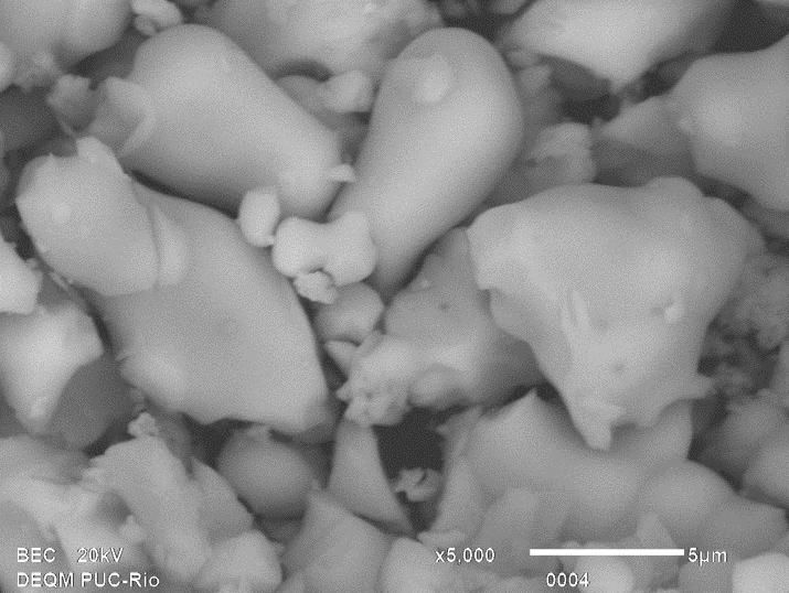 Espectrometria de Energia Dispersiva de Raios-X (EDS): Trata-se de uma técnica de caracterização constituída por um feixe de elétrons que incide sobre a amostra.