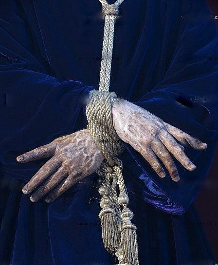 O sinal de ordem é uma referência à tradição antiga germânica de amarrar as mãos dos condenados à forca, para a execução da sentença.