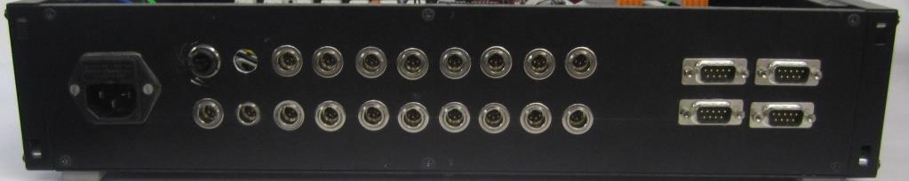 ficha XLR-mini fêmea para o sinal de controlo do IGBT do braço auxiliar; e um slot para uma ficha XLR-mini adicional. Figura 4.13 - Face traseira da rack utilizada para integrar o sistema de controlo.