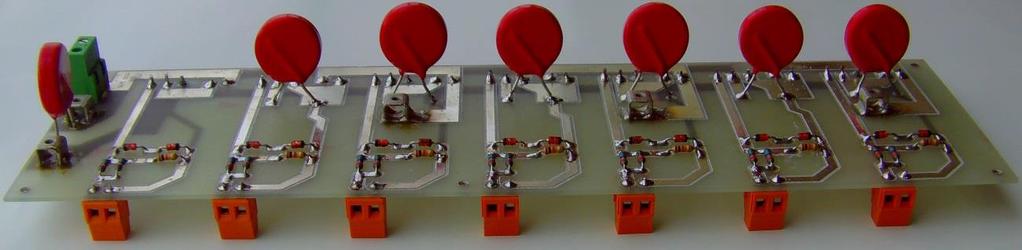 As ligações e componentes visíveis a vermelho são colocados na parte superior da placa.