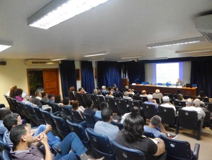 vel. Ao abordar a falta de água, o palestrante apresentou gráficos da média em milímetros em São Paulo.