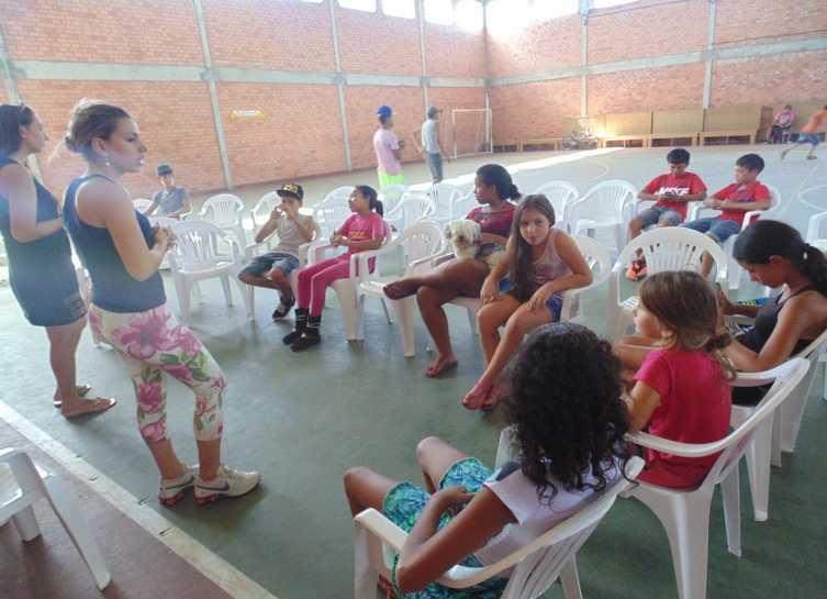 135 Figura 2: Acadêmicas Bibiana Ferrer e Gladis Ferrer dialogando com os alunos da Escola Marques Luz. A Exposição de animais (Figura 3) foi coordenada pela acadêmica Gabriela Menezes.