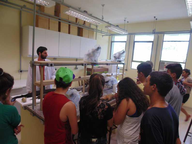 34 Figura 7: Acadêmico Mauro apresentado o Laboratório de Zoologia e seu acervo. Os alunos se mostraram interessados nos dois locais de trabalho e ficaram muito felizes em participar do passeio.